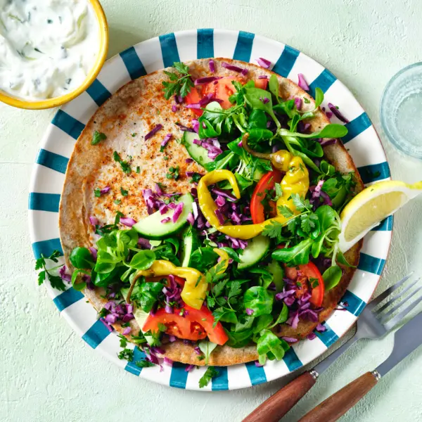 Puten-Lahmacun mit Salat und Zaziki