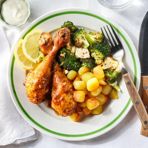 Zitronen-Hähnchenkeulen mit geröstetem Broccoli