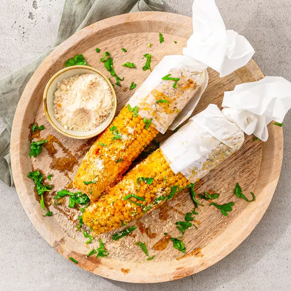 Maiskolben mit Parmesanstreusel