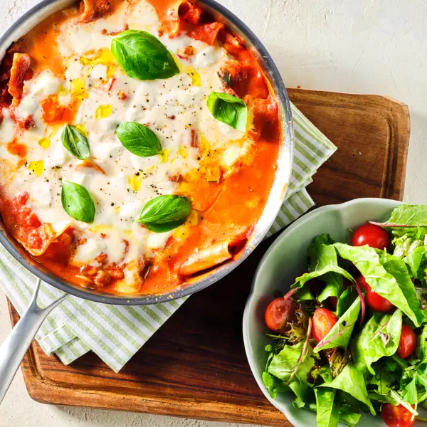 Pfannenlasagne mit frischem Salat
