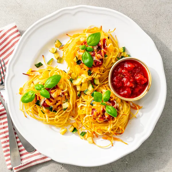 Überbackene Spaghetti-Nester mit Gemüse