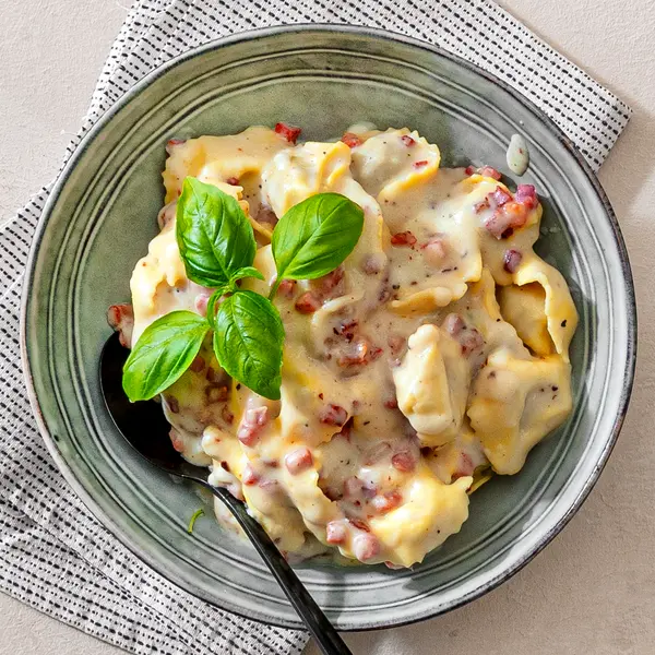 Tortelloni in cremiger Soße