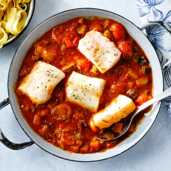 Kabeljau in Tomatensoße an Pasta