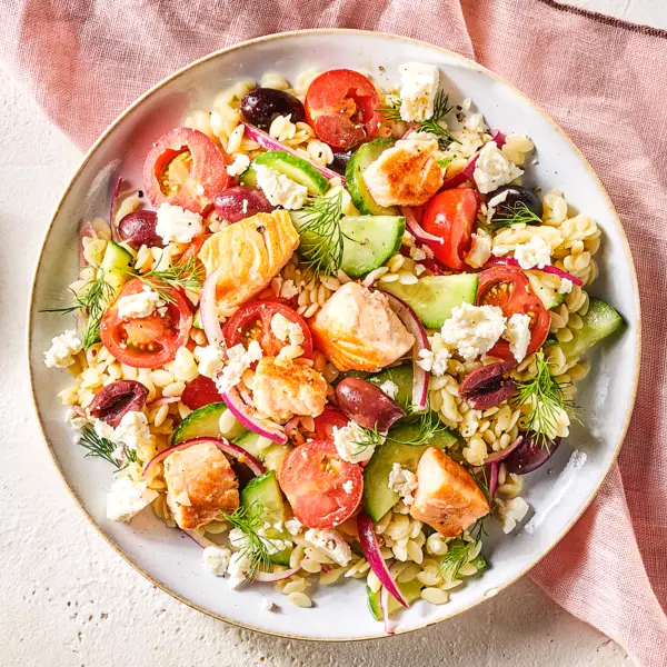 Griechischer Kritharaki-Salat mit Lachs
