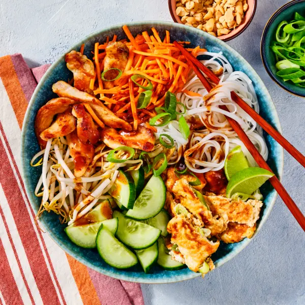 Pad Thai-Bowl mit Hähnchen