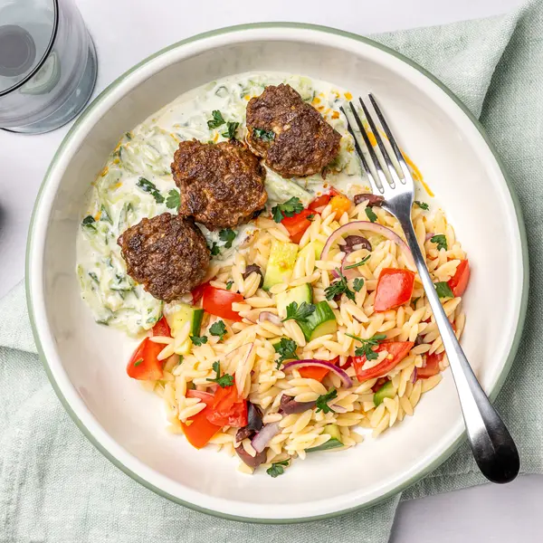 Kritharaki-Salat mit Keftedes und Zaziki