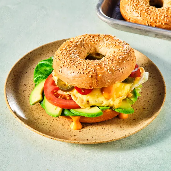 Sesambagel mit Avocado, Ei & Sriracha-Mayo
