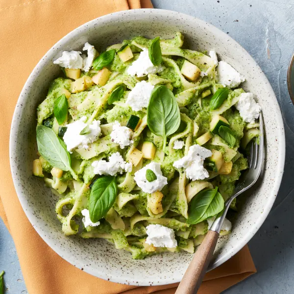 Cremige Tagliatelle mit Broccoli und Zucchini