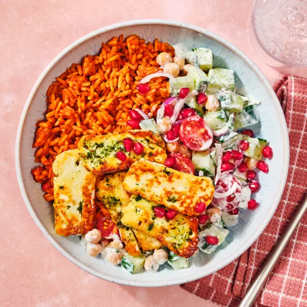 Kräuter-Halloumi-Bowl mit Kichererbsen-Salat