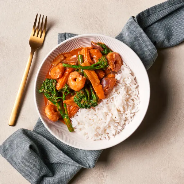 Rotes Thai-Curry mit Garnelen, Bimi und Babymais