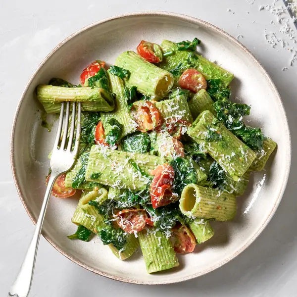 Pasta in einem cremigen Avocado-Pesto