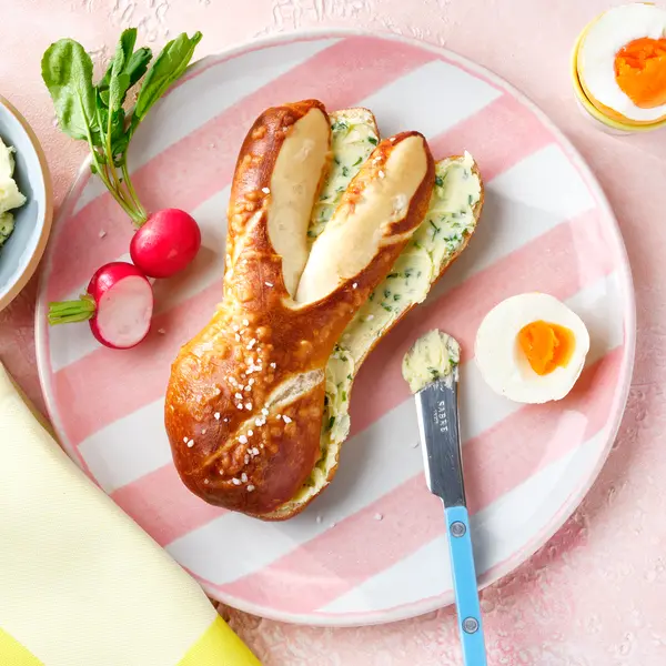 Laugen-Osterhasen mit frischer Kräuterbutter
