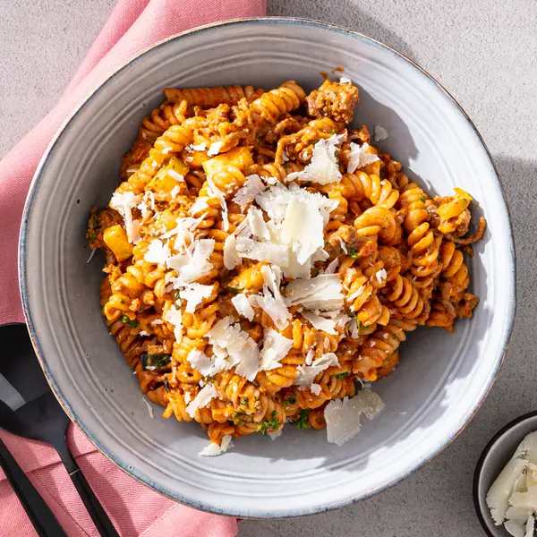 Würzige Pasta mit Hackfleisch und Zucchini