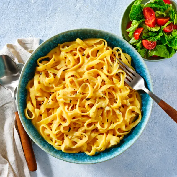 Trüffelpasta Carbonara-Style mit Salat
