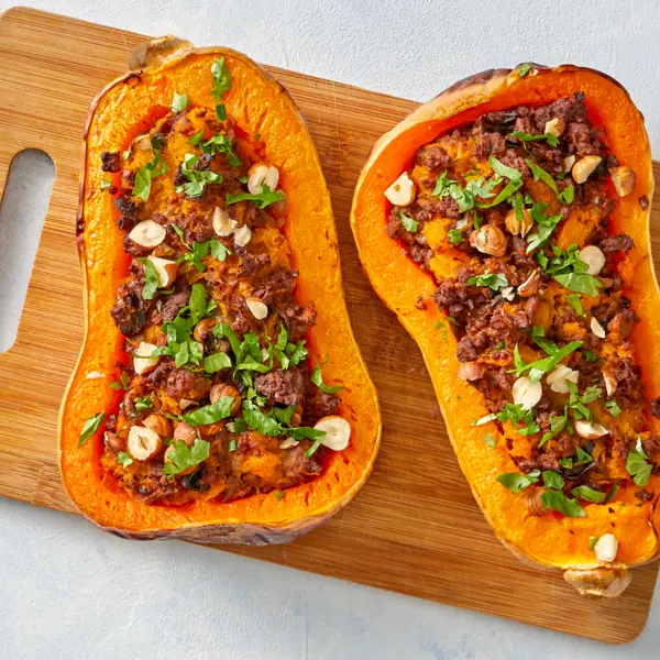 Gefüllter Butternut-Kürbis mit veganem Hack