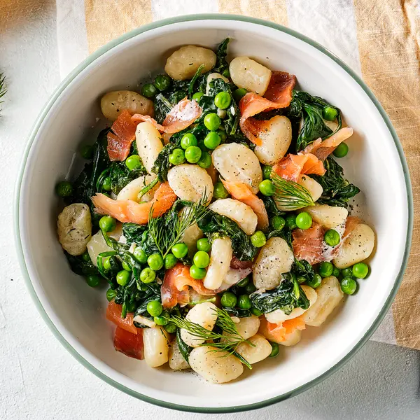 Cremige Gnocchi mit Erbsen und Räucherlachs
