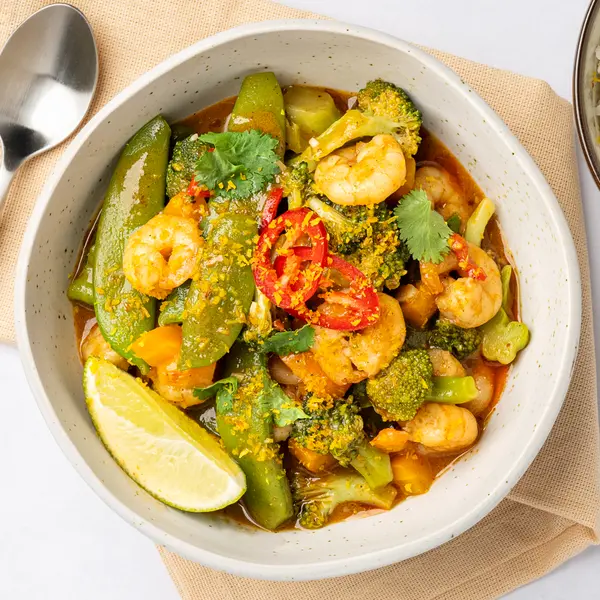 Rotes Thai-Curry mit Garnelen