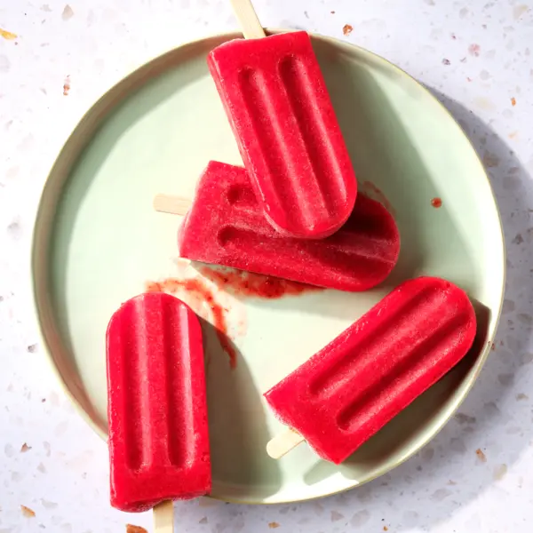 Erdbeer-Eis am Stiel