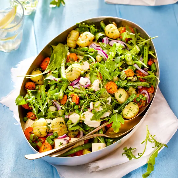 Gnocchi-Salat mit Gartengemüse und Petersilienpesto