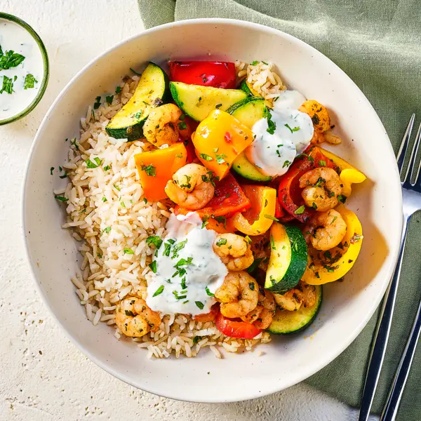 Mediterrane Bowl mit Garnelen
