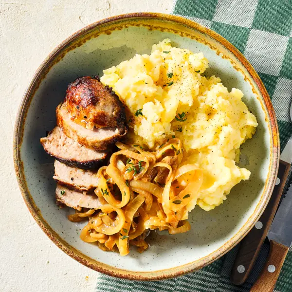 Frikadelle mit Zwiebelsoße und Pastinaken-Kartoffelpüree