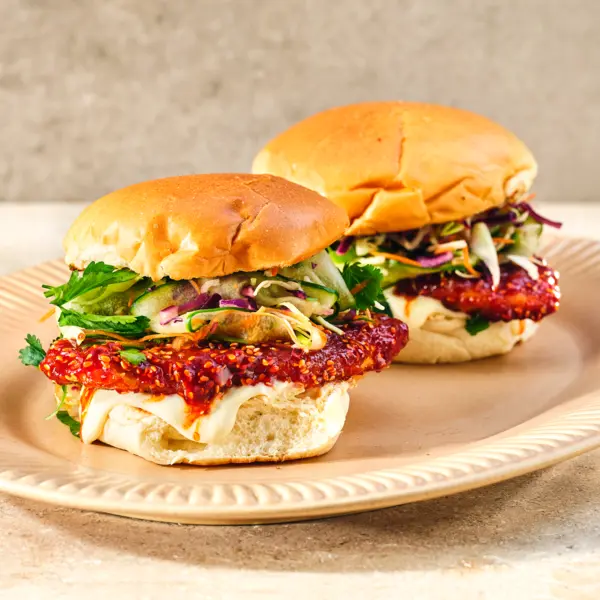 Knuspriger koreanischer Chickenburger