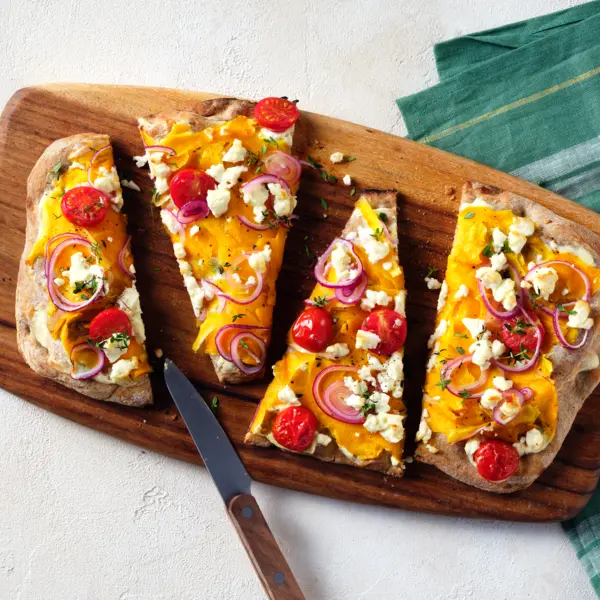 Pinsa mit Kürbis, Tomate und Feta