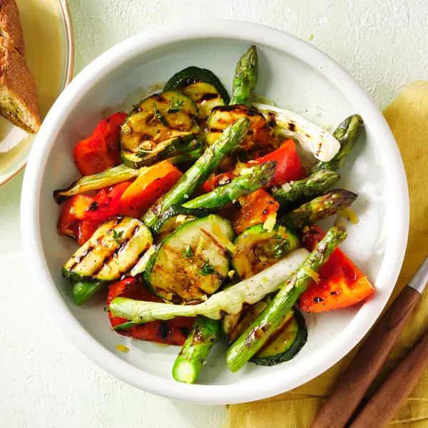 Grillgemüse-Salat mit grünem Spargel