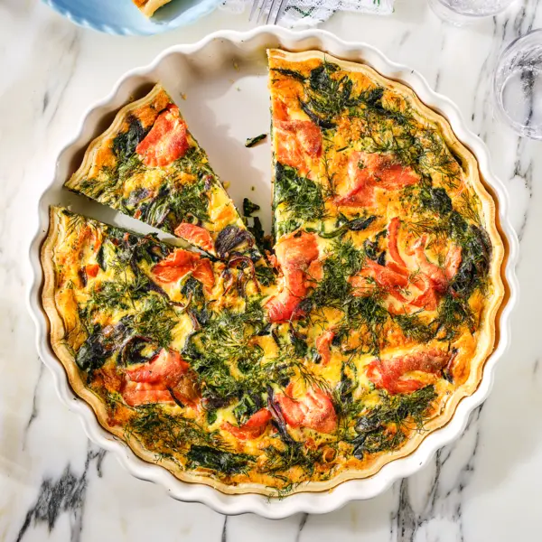 Herzhafte Lachsquiche mit Spinat und Dill