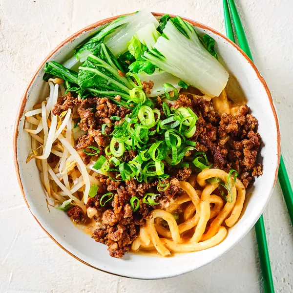 Udon Nudeln-Bowl mit Pak Choi
