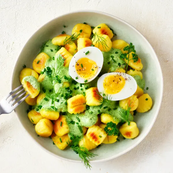 Gnocchi in grüner Soße mit Ei