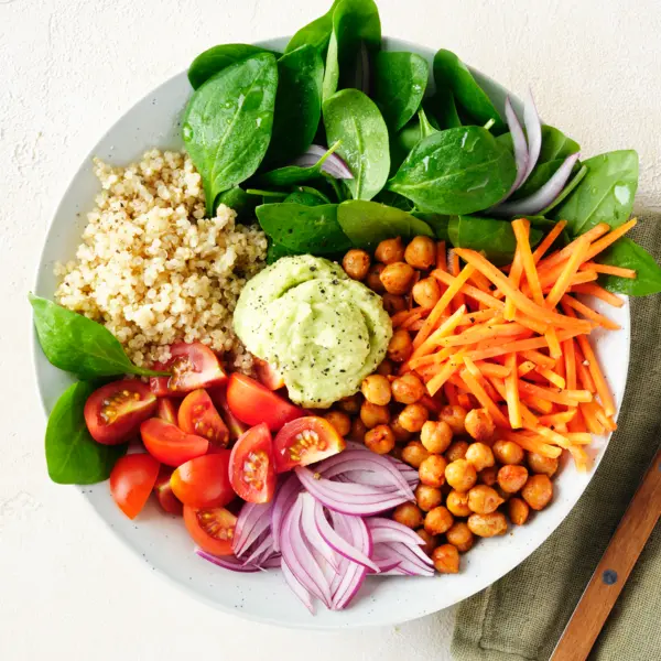 Quinoabowl mit cremigem Avocado-Dressing
