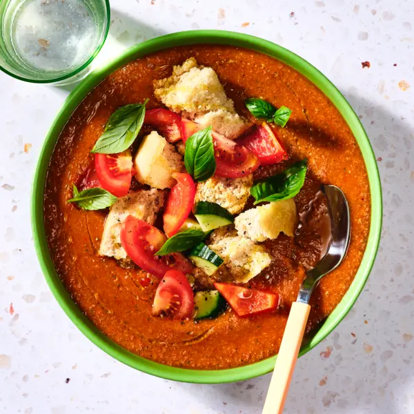 Klassische Gazpacho mit Croutons