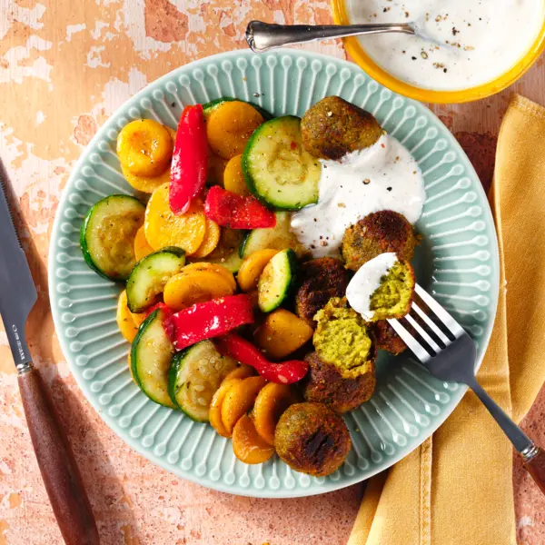 Falafel mit Gemüsepfanne und Joghurtdip