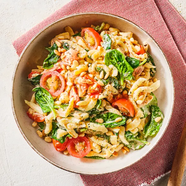 Cremige Spätzlepfanne mit Pinienkernen