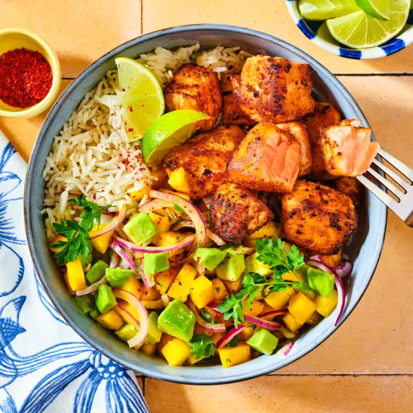 Spicy Lachs-Bowl mit Avocado-Salsa