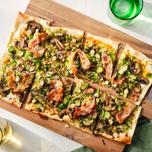 Flammkuchen mit Speck, Rosenkohl und Champignons
