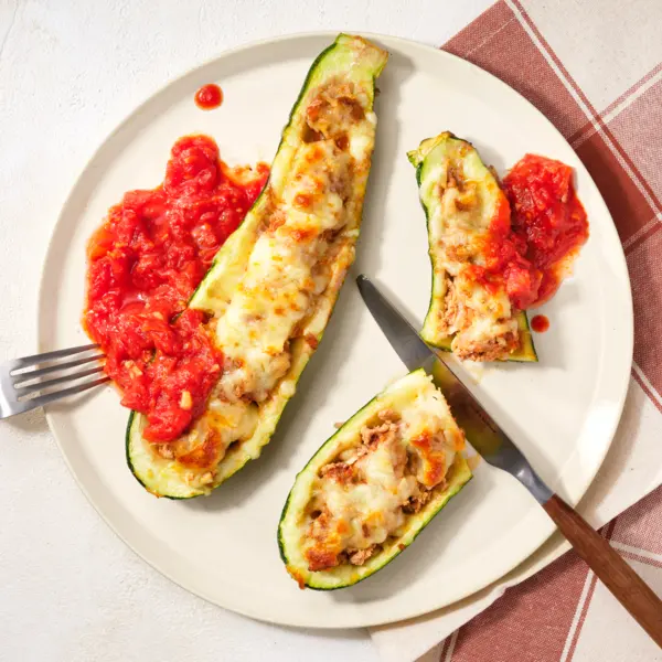 Gefüllte Zucchini mit Tomatensoße