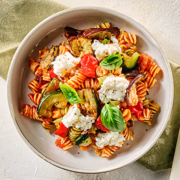 Pasta mit gegrilltem Gemüse in Tomatensauce