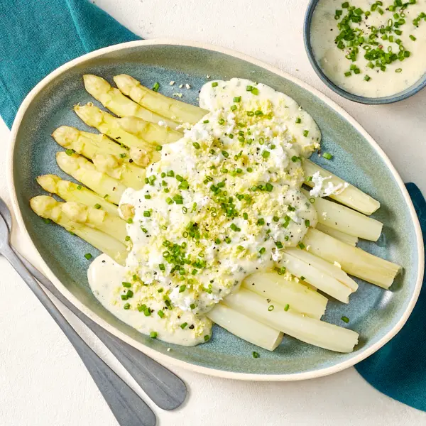 Spargel mit leichter Mayonnaise, hartgekochtem Ei und Kräutern