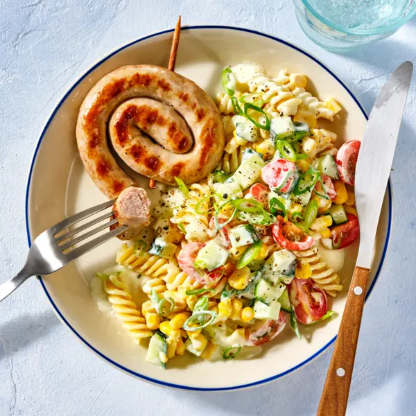 Bratwurstschnecke mit Nudelsalat