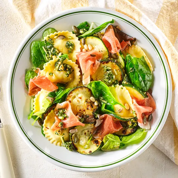 Ravioli mit Pesto und Zucchini