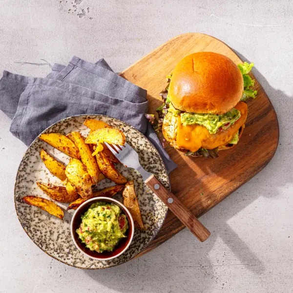 Chickenburger mit Guacamole und Wedges
