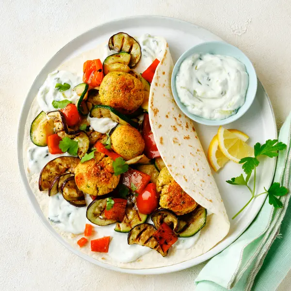 Wrap mit Falafel und Grillgemüse
