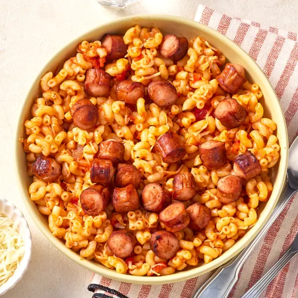 Nudeln mit Würstchen und Tomaten-Käse-Soße