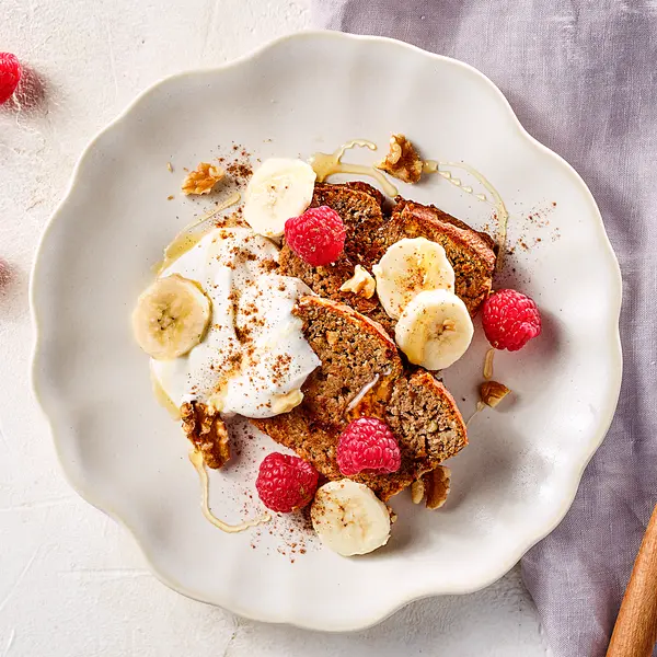 Getoastetes Bananenbrot mit Toppings