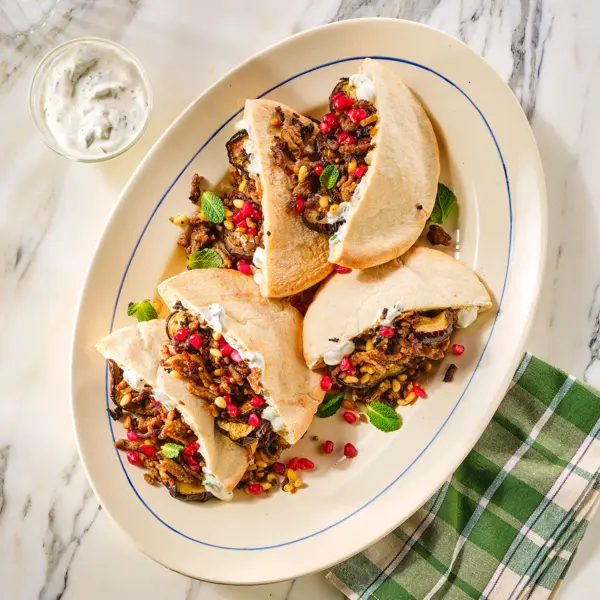 Hackfleisch-Auberginen-Pitas mit Minzjoghurt und Granatapfel