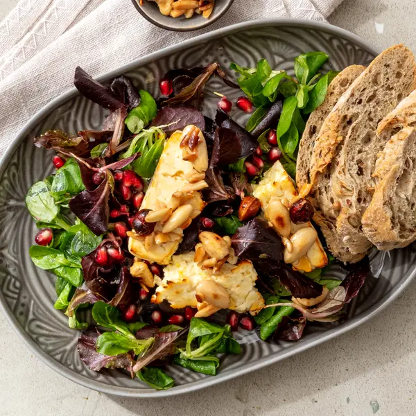 Feta-Feldsalat mit karamellisierten Nüssen