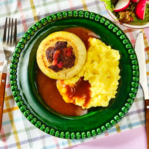 Bamberger Zwiebeln mit Kartoffelpüree und Salat