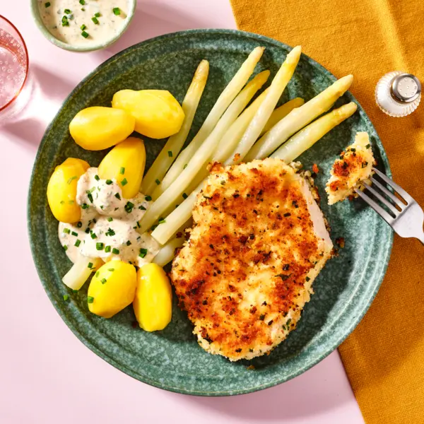 Kräuterschnitzel mit weißem Spargel und Salzkartoffeln